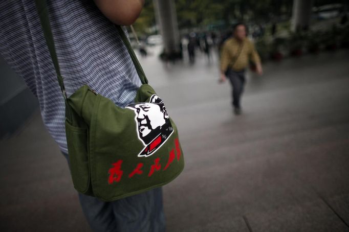 A man carries a bag with a picture of former Chinese leader Mao Zedong at the Revolution museum in Jinggangshan, Jiangxi province, September 20, 2012. China has yet to announce the start date for the 18th Communist Party Congress, China's biggest political meeting in 10 years, which will see the transfer of power from President Hu Jintao and Premier Wen Jiabao to a new generation. REUTERS/Carlos Barria (CHINA - Tags: POLITICS) Published: Zář. 20, 2012, 4:51 odp.