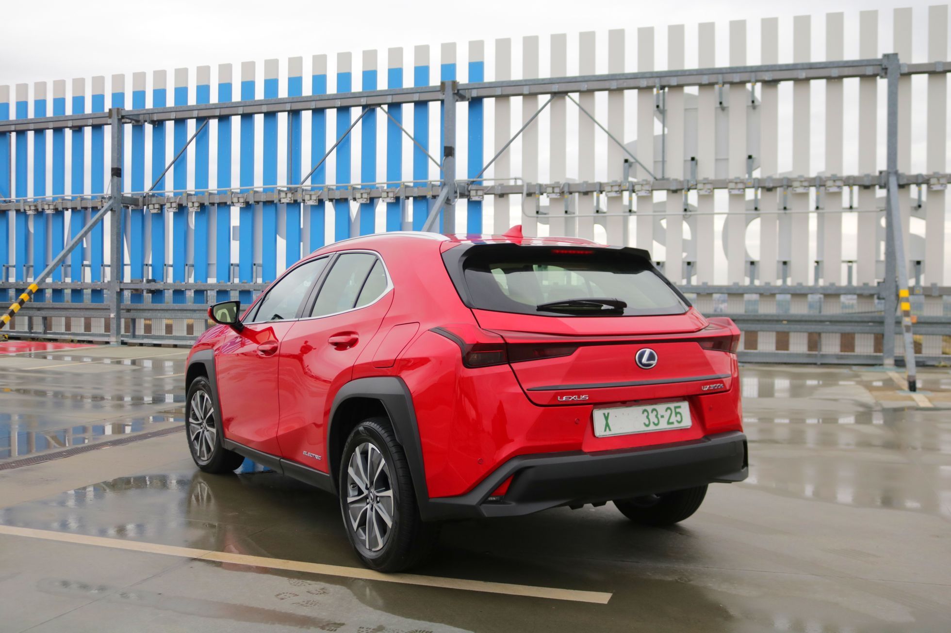 Lexus UX300e elektromobil