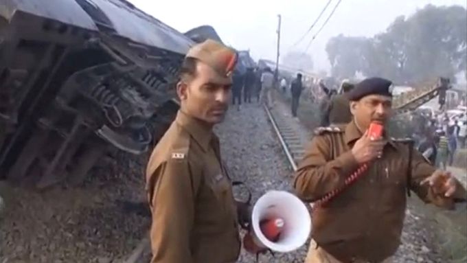 Vykolejení vlaku na severu Indie, které si vyžádalo přes šedesát mrtvých.