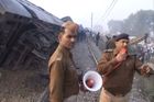Na severu Indie vykolejil osobní vlak. Při tragédii zahynulo nejméně 107 lidí