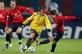 Tomáš Rosický z Arsenalu (ve žlutém) proniká mezi hráči CSKA Moskva Elvirem Rahimicem (vlevo) a Jevgenijem Aldoninem.