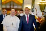"Jsem velmi rád, že mohu opět cestovat," řekl papež před příletem do Iráku. Jeho návštěva je první cestou mimo Itálii od listopadu 2019. Cestu označil za povinnost k zemi, která byla mnoho let mučena.