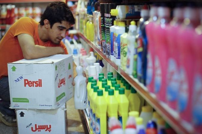 Mezinárodní sankce zřejmě zdraží v Íránu mnoho druhů zboží, některé bude hůře dostupné. Na snímku drogerie v Teheránu.