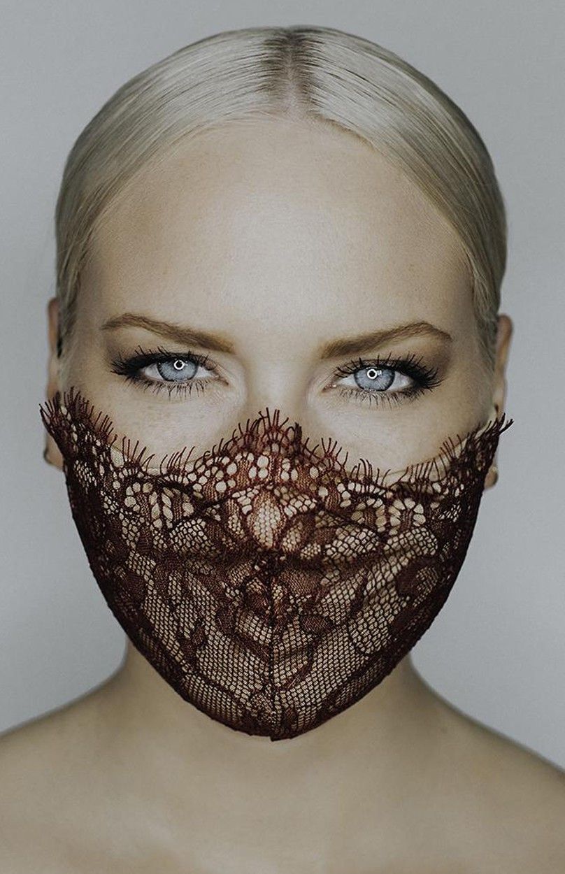 Dámy, buďte stylové i s rouškou: Designérka představila nové módní kousky