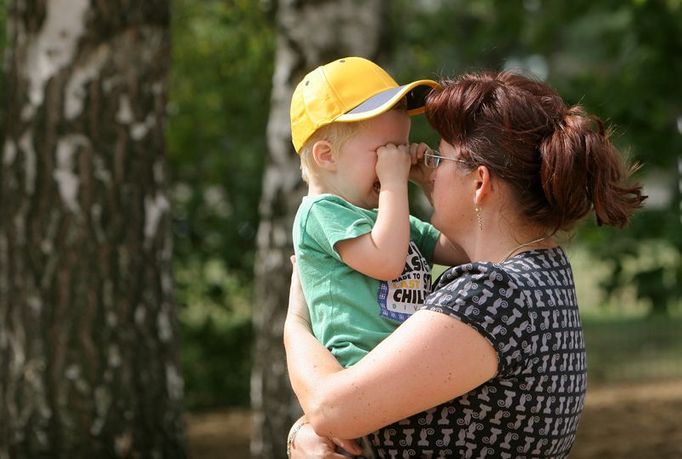 Některým dětem se už dopoledne začalo stýskat po mamince a tatínkovi. Konejšení paní učitelky je jen slabou útěchou v té nespravedlnosti, že tu nejsou taky.