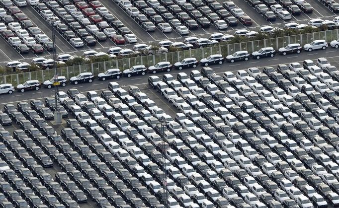 Cars for export stand in a parking area at a shipping terminal in the harbour of the northern German town of Bremerhaven, late October 8, 2012. Germany's trade surplus widened in August after exports rose unexpectedly, according to data on Monday that underscored the resilience of Europe's largest and traditionally export-oriented economy despite the euro zone crisis. Picture taken October 8. REUTERS/Fabian Bimmer (GERMANY - Tags: TRANSPORT BUSINESS) Published: Říj. 9, 2012, 2:26 odp.