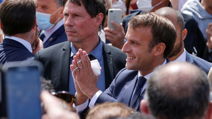 Francouzský prezident Macron s manželkou hlasovali v neděli 28. června ve druhém kole komunálních voleb.