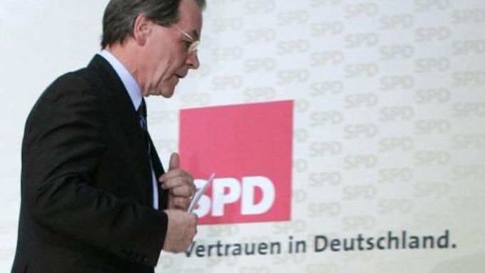 Po Gerhardu Schröderovi přichází SPD i o dosavadního předsedu Franze Münteferinga.