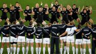 Legendární Haka v podání All Blacks. Francouzi jen přihlížejí.