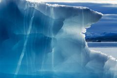 Vědci objevili pod grónským ledovcem obří kaňon