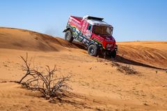 Divák na Dakaru zemřel po kolizi s Lopraisem. Pilot kamionu z rallye odstoupil