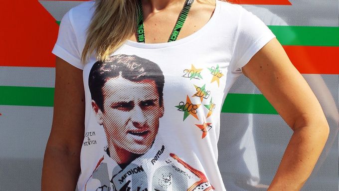 Jennifer Becksová, přítelkyně Adriana Sutila, si na nedělní Grand Prix vzala tričko symbolizující 100. závod její lásky. Podívejte se, jak Sutil dopadl, i na další zajímavosti z Hungaroringu najdete v galerii.