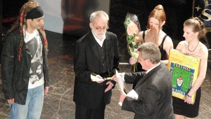 Ministr kultury Jiří Besser předává ocenění Komedie roku 2010 Jiřímu Závišovi, jenž se podílel na dramaturgii vítězné brněnské inscenace Škola základ života
