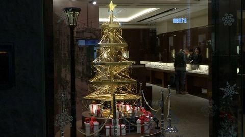 Vánoční strom z pravého zlata má rozehnat chmury nad stavem globální ekonomiky