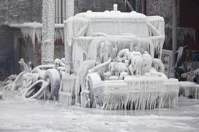 A truck is encased in ice, after a warehouse fire in Chicago January 23, 2013. Fire department officials said it is the biggest fire the department has had to battle in years and one-third of all Chicago firefighters were on the scene at one point or another trying to put out the flames. An Arctic blast continues to grip the U.S. Midwest and Northeast Wednesday, with at least three deaths linked to the frigid weather, and fierce winds made some locations feel as cold as 50 degrees below zero Fahrenheit. (minus 46 degrees Celsius). REUTERS/John Gress (UNITED STATES - Tags: DISASTER ENVIRONMENT) Published: Led. 23, 2013, 5:53 odp.