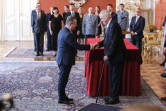Soudružsky se podrželi, Zeman porušuje zvyklosti, hodnotí opozice nepřijetí demise