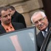 Václav Klaus odjíždí od Ústavního soudu v Brně