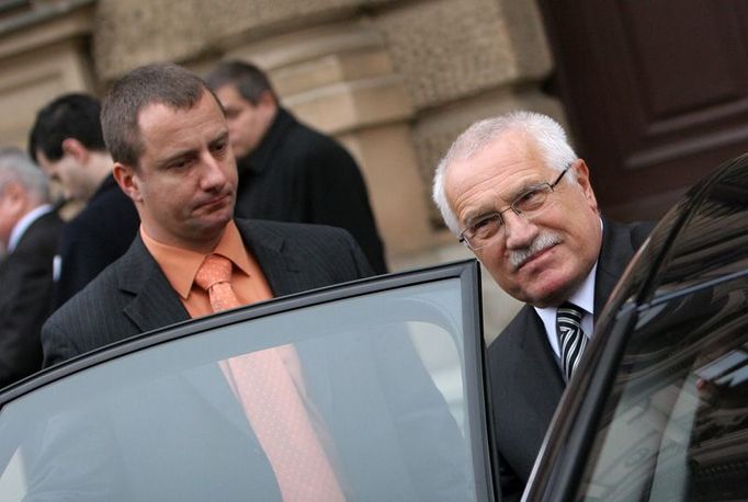 Václav Klaus nastupuje do auta po jednání Ústavního soudu o Lisabonské smlouvě