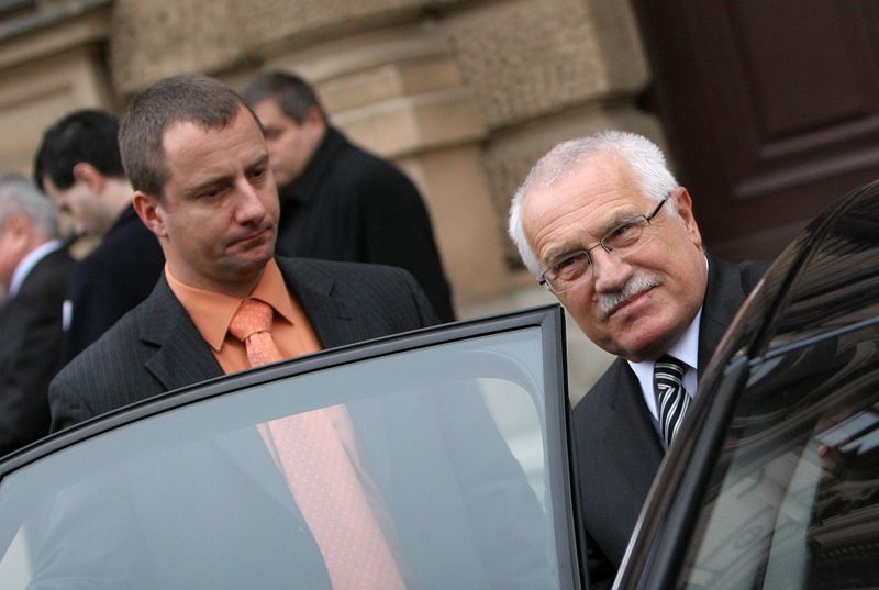 Václav Klaus odjíždí od Ústavního soudu v Brně