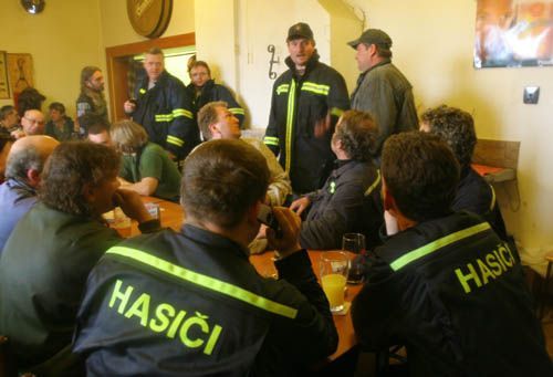 Hospoda plná hasičů