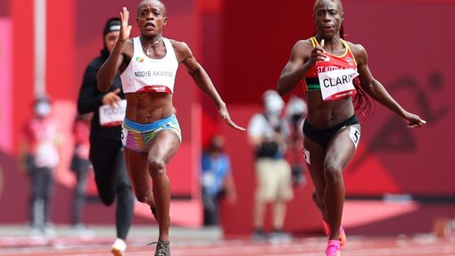 Natacha Ngoye Akamabiová z Konga vítězí ve kvalifikačním běhu na 100m žen.