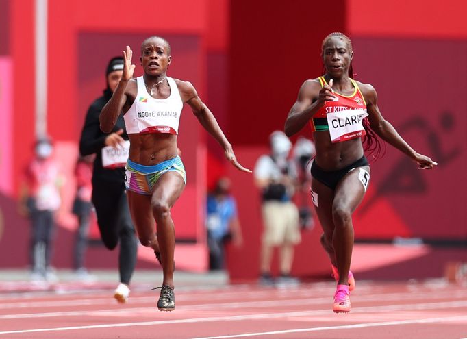 Natacha Ngoye Akamabiová z Konga vítězí ve kvalifikačním běhu na 100m žen.