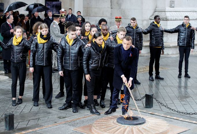 Emmanuel Macron u hrobky neznámého vojína.