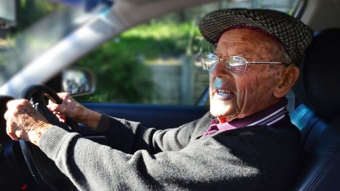 V Česku přibývá řidičů seniorů. Aby byli za volantem bezpečnější nejen pro sebe, ale i pro ostatní, spouští se projekt s kurzy bezpečné jízdy pro seniory zdarma.