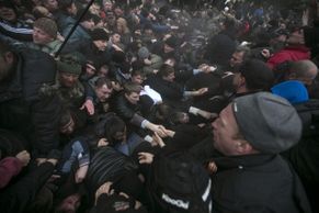 Krym se bouří. Muži v uniformách obsadili vládní budovy.