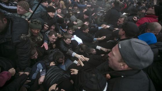 Krym se bouří. Muži v uniformách obsadili vládní budovy.