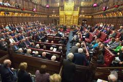 Sněmovna lordů schválila dodatek k brexitu. Britský parlament může zablokovat konečnou dohodu