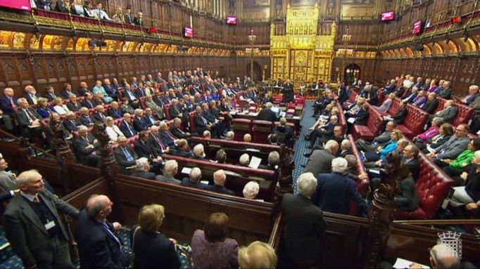 Britský parlament schválil 13. března 2017 zákon umožňující vládě spustit brexit.