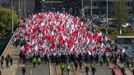 Pochod fanoušků Slavie z Náměstí Republiky na finále Mol Cupu na stadion pražské Sparty na Letné.