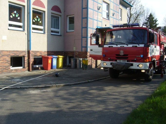 Hasiči ve školce bojovali s ohněm i unikající vodou