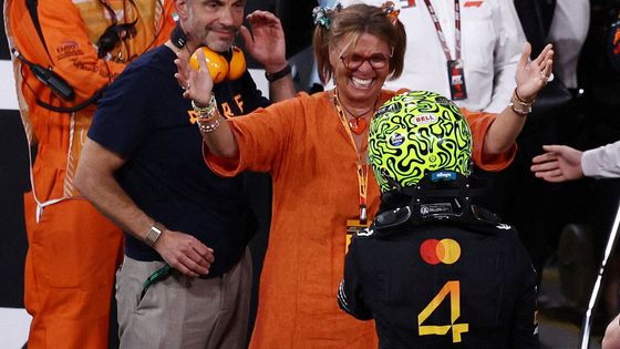 Lando Norris z McLarenu slaví spolu s matkou titul mistra světa F1 2025