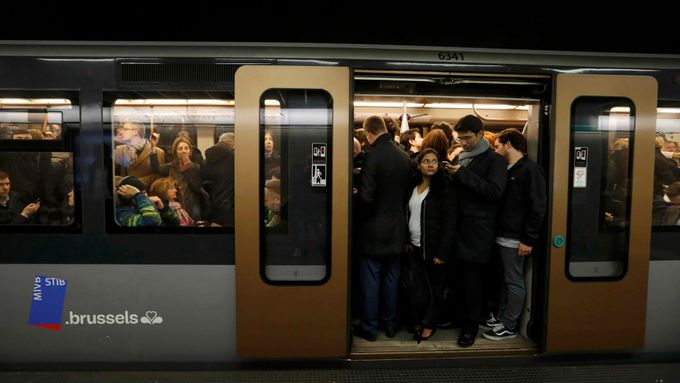 Lidé v bruselském metru drží minutu ticha za oběti loňských teroristických útoků.