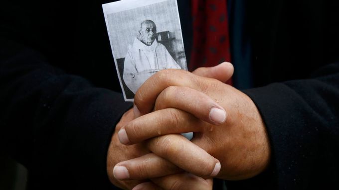 Obrazem: S knězem, jehož v kostele zavraždili islamisté, se loučily tisíce Francouzů