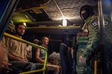 Ozbrojený člen ukrajinských vládních sil hlídá zajaté proruské rebely.