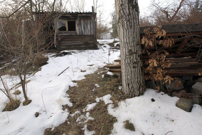 Batoh dívky se našel na neudržovaném pozemku, položený na černém igelitu a zaskládaný kamennými kostkami a dřevotřískovými deskami. Na igelitu se našly otisky Otakara T., na batohu pak jeho DNA.