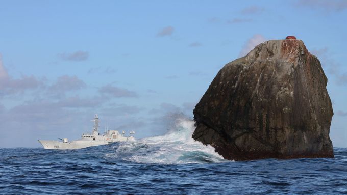 Rockall s irským plavidlem v pozadí (snímek je z roku 2012).