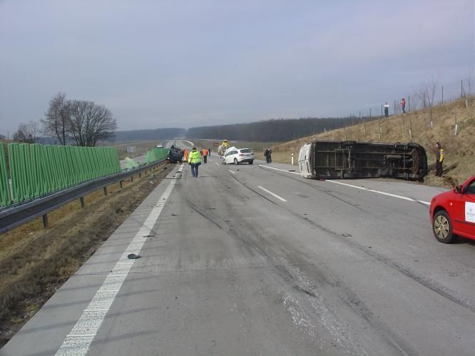 Nehoda tří aut a dodávky na D11