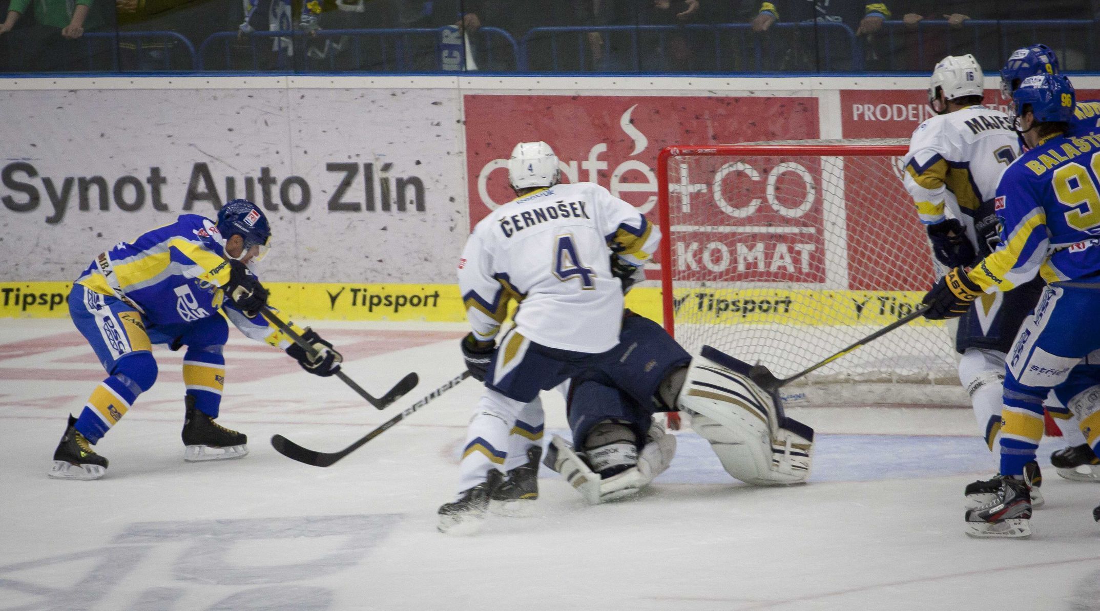 Hokejista Zlína Antonín Honejsek střílí gól pod dohledem Marka Černoška a Ivana Majeského v utkání 9. kola Tipsport extraligy 2012/13 proti Kladnu.