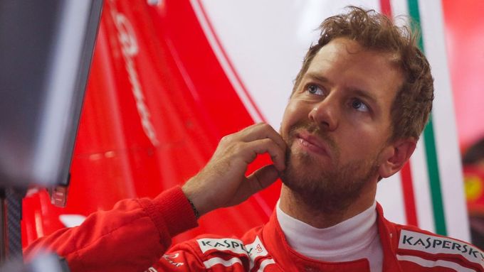Sebastian Vettel se sice v boxech drbal na tváři, ale když usedl do svého Ferrari, byl v kvalifikaci v Soči ze všech nejrychlejší.