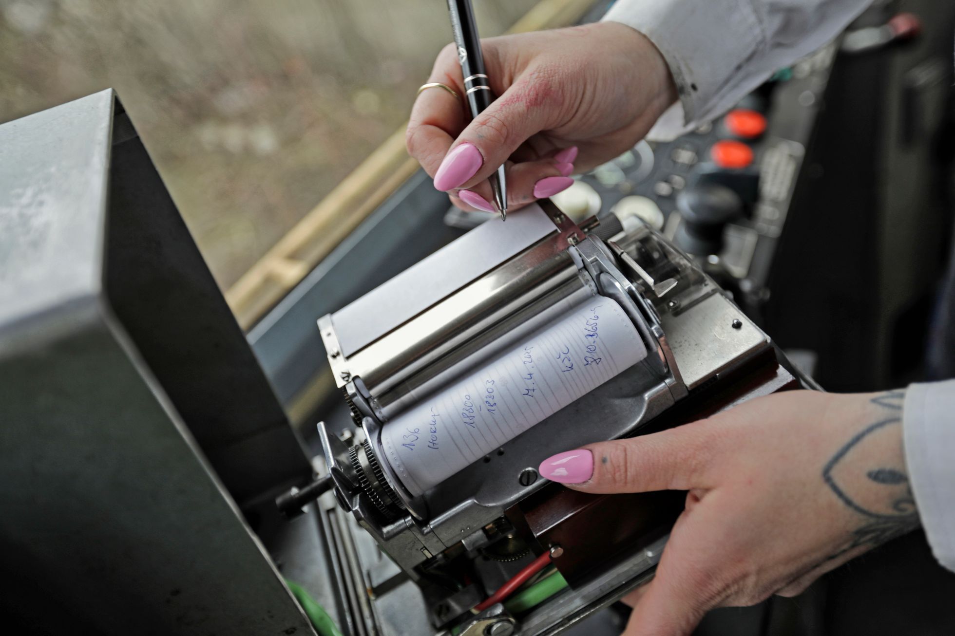 Strojvedoucí, Alexandra Horká, vlak, ženy v mužských profesích, nádraží, koleje