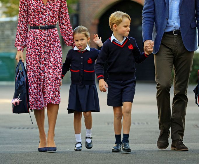První školní den princezny Charlotty. Spolu s bratrem Georgem a rodiči přišla ve čtvrtek 5. září poprvé do soukromé školy Thomas's Battersea School na jihozápadě Londýna