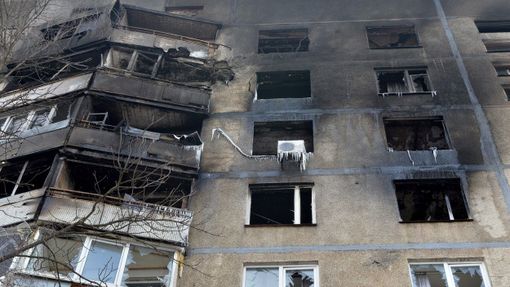 Částečně vyhořelá obytná budova v Charkově na Ukrajině, kterou zasáhlo ruské ostřelování. 6. 3. 2022