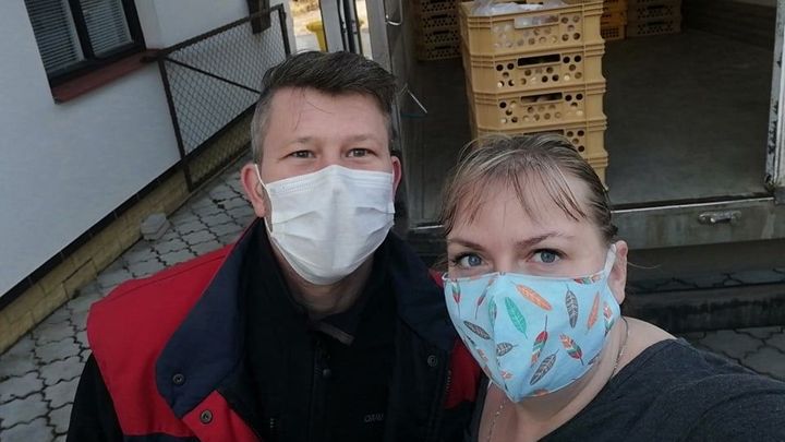 Jsme odříznuti, ale nakažený tu nikdo nebyl, říká žena, která zásobuje místní seniory