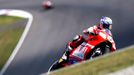 Jezdec Ducati Moto GP Nicky Hayden z USA vybírá zatáčku během klasifikačního závodu Czech Grand Prix na Masarykově okruhu v Brně, 15. srpna 2009.