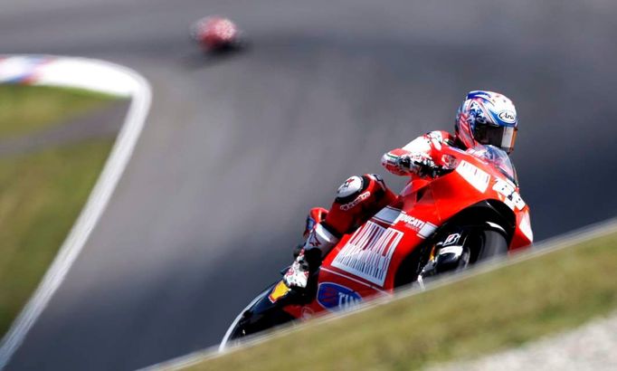 Jezdec Ducati Moto GP Nicky Hayden z USA vybírá zatáčku během klasifikačního závodu Czech Grand Prix na Masarykově okruhu v Brně, 15. srpna 2009.