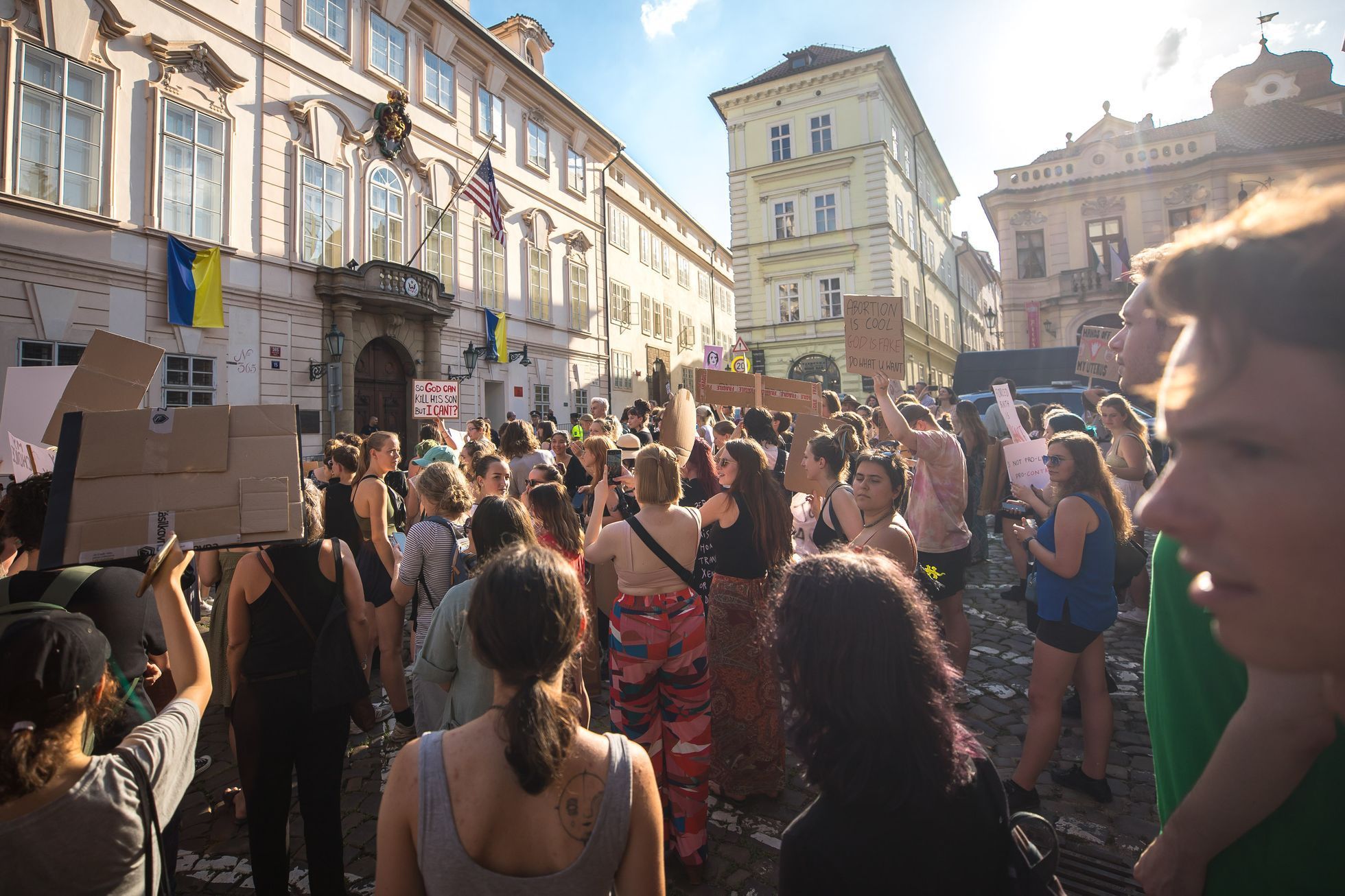 Pochod Amnesty International proti rozhodnutí amerického nejvyššího soudu v otázce potratů